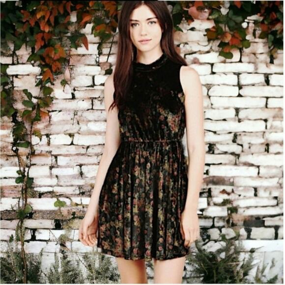 POL velvet mini dress black floral medium - Picture 2 of 3